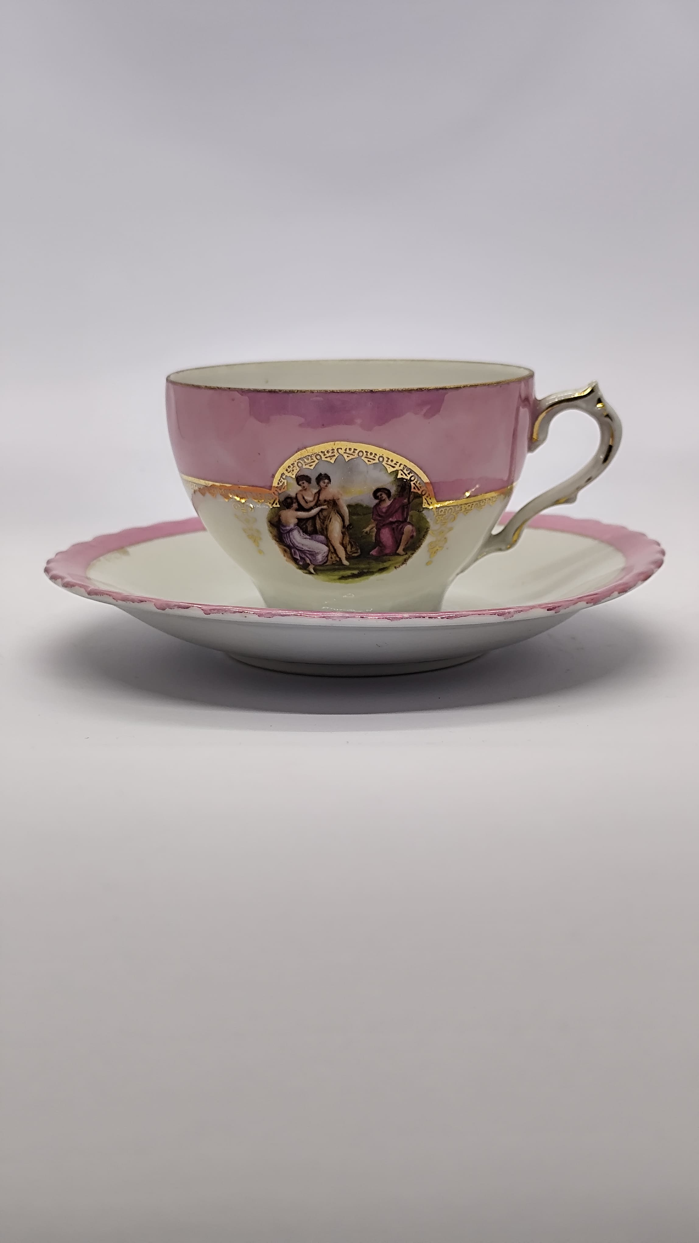 Xícara com pires em porcelana.