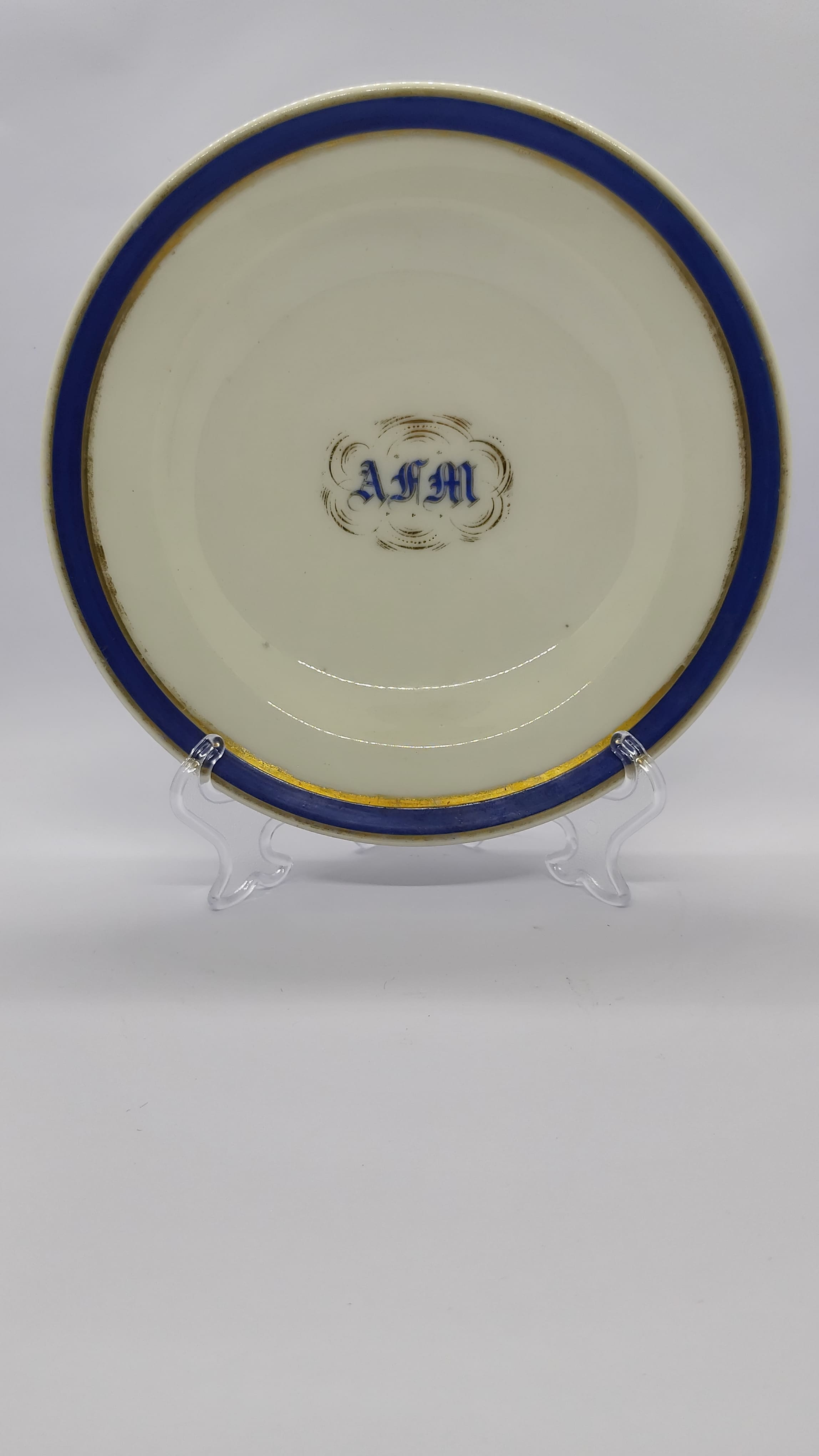 Prato fundo em porcelana.