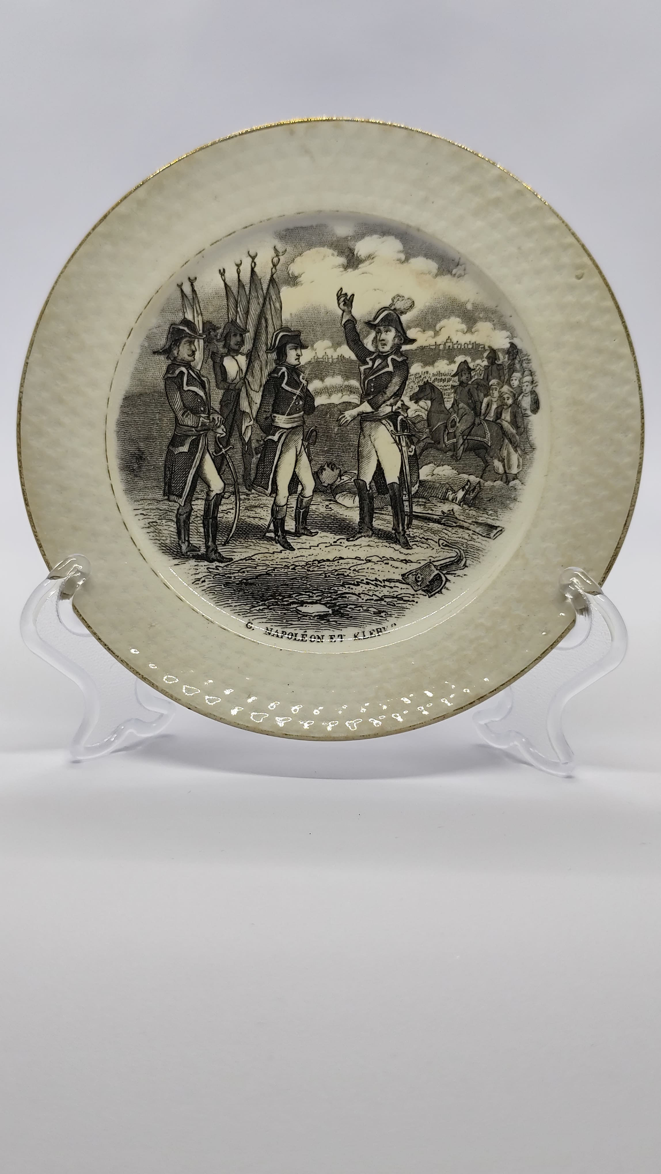 Prato com representação das batalhas de Napoleão.