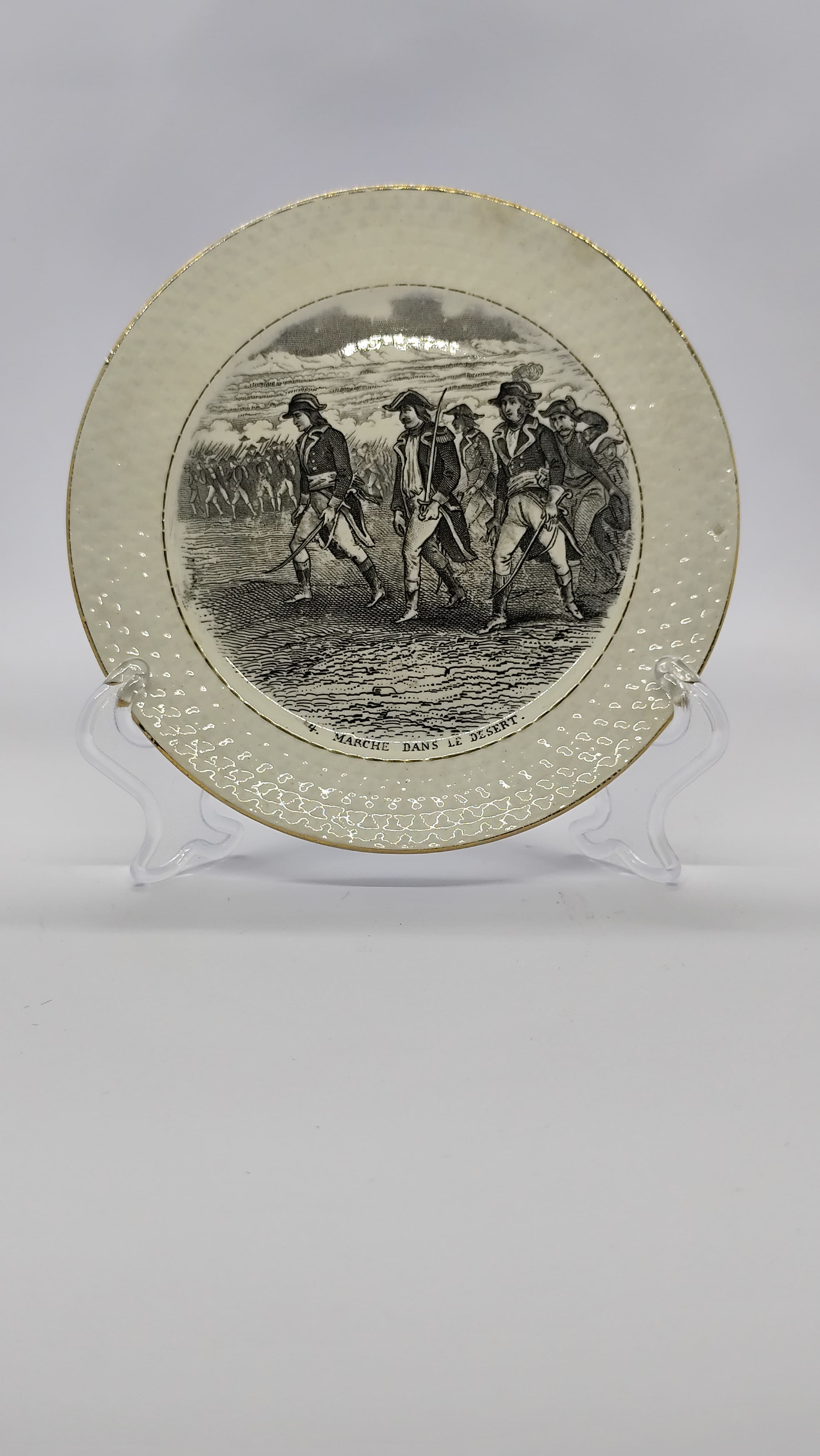 Prato com representação das batalhas de Napoleão Bonaparte.
