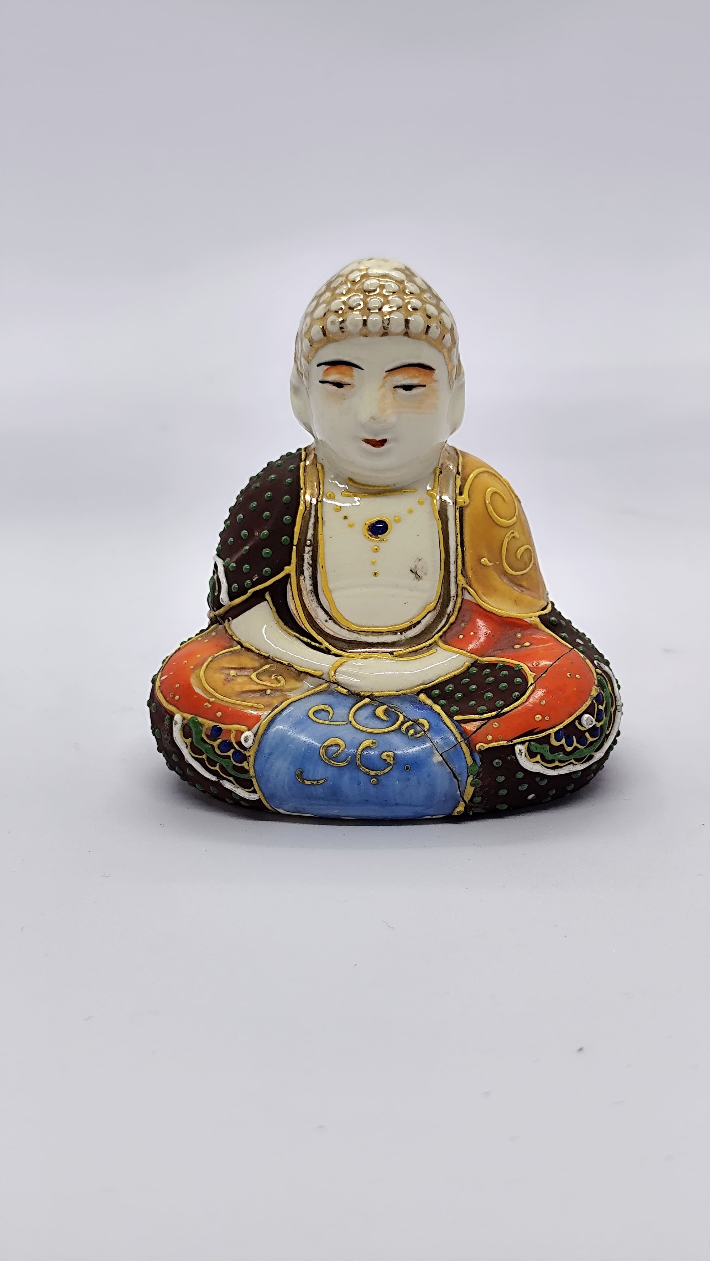 Buda de faiança.