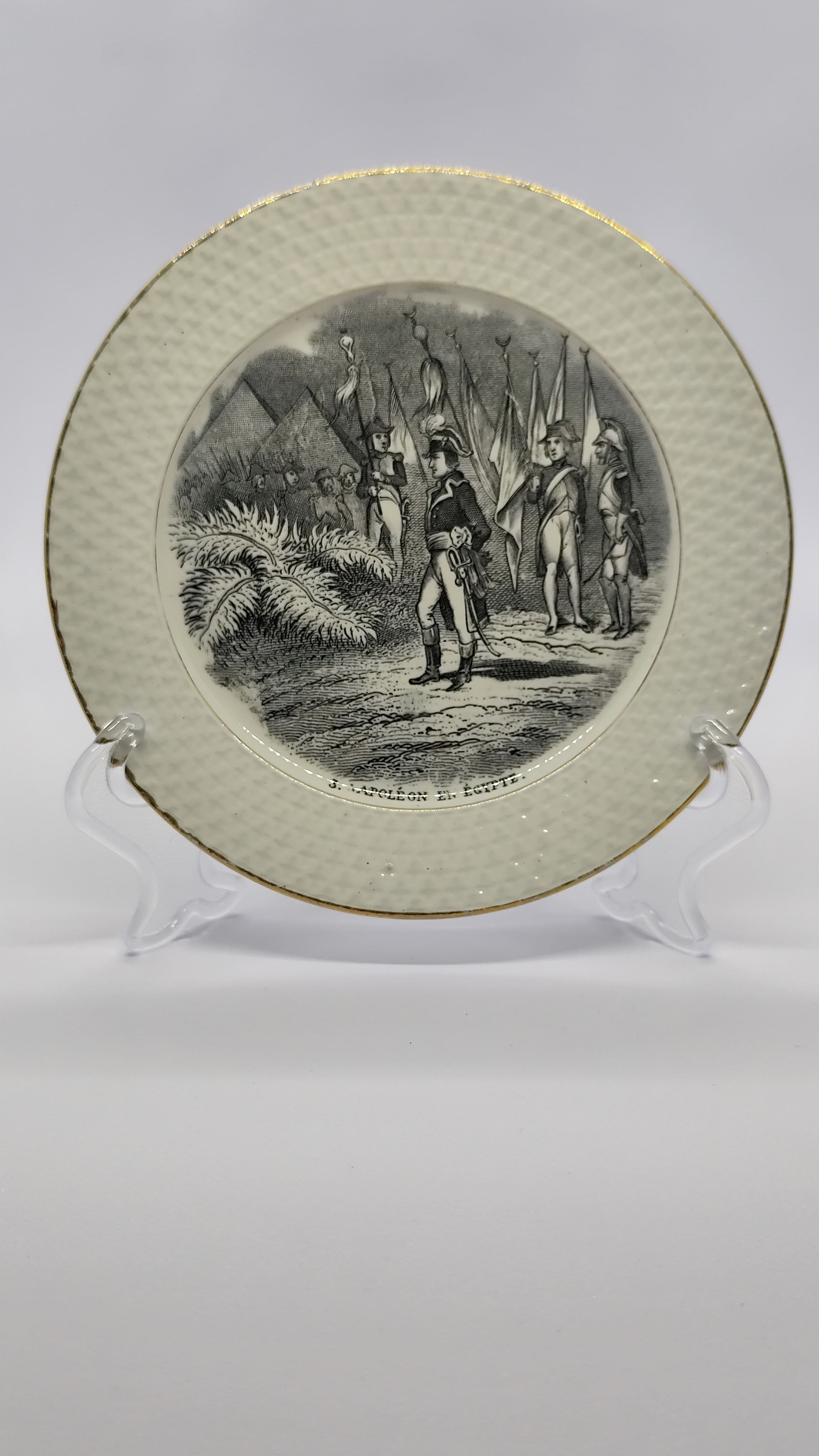 Prato com representação das batalhas de Napoleão.