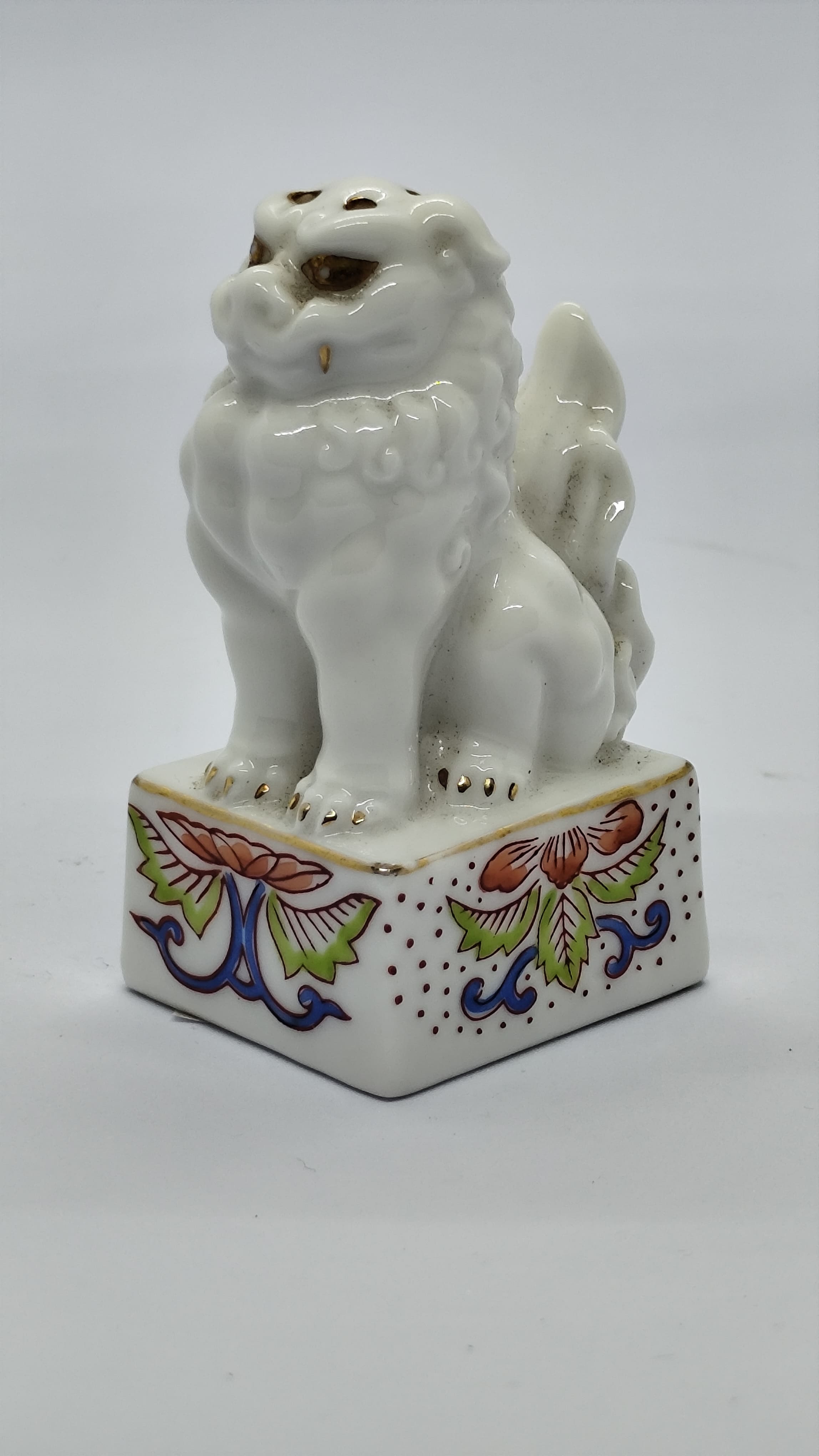 Pimenteiro ou saleiro em porcelana.