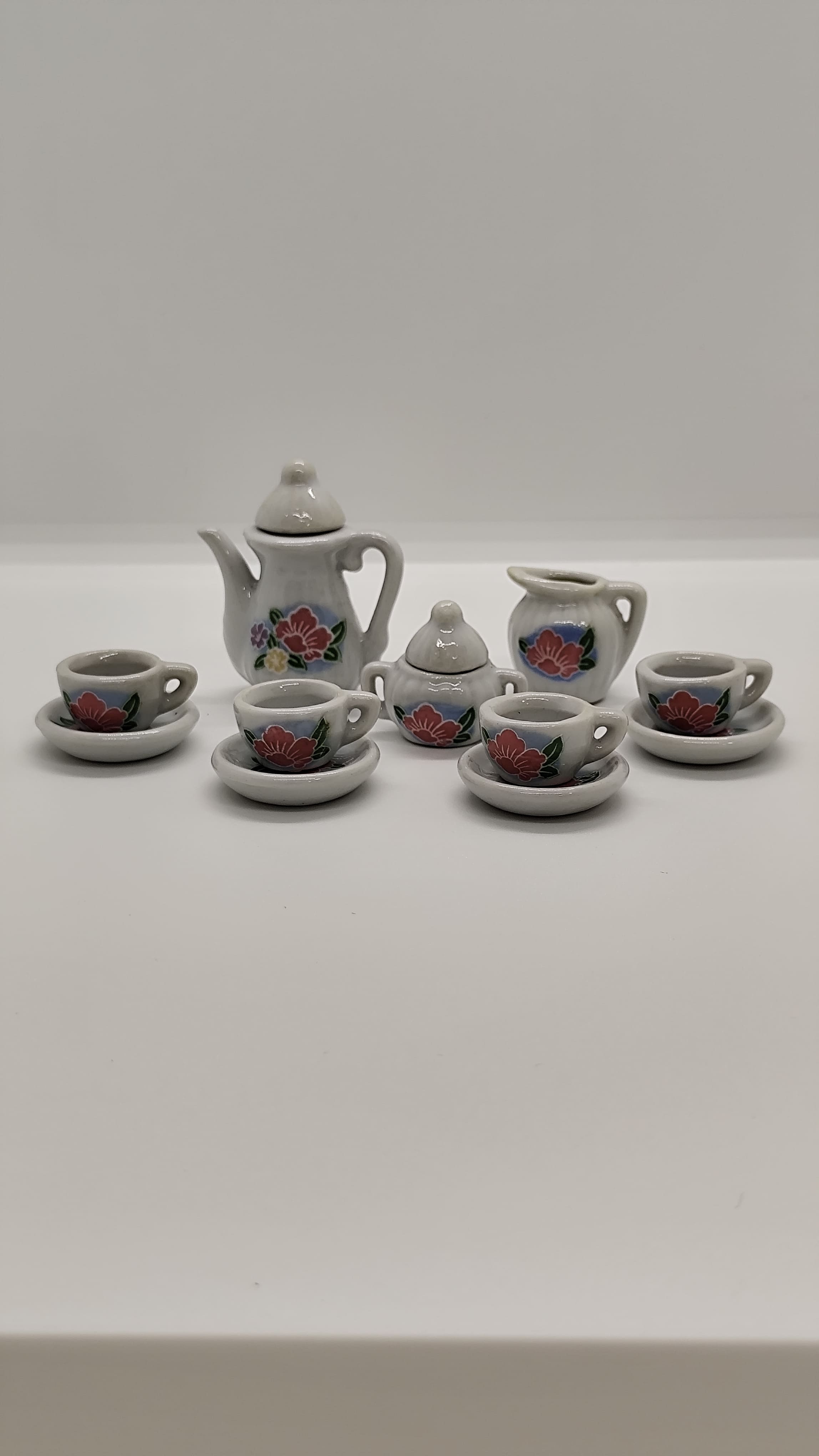 Miniatura de conjunto de chá em porcelana.
