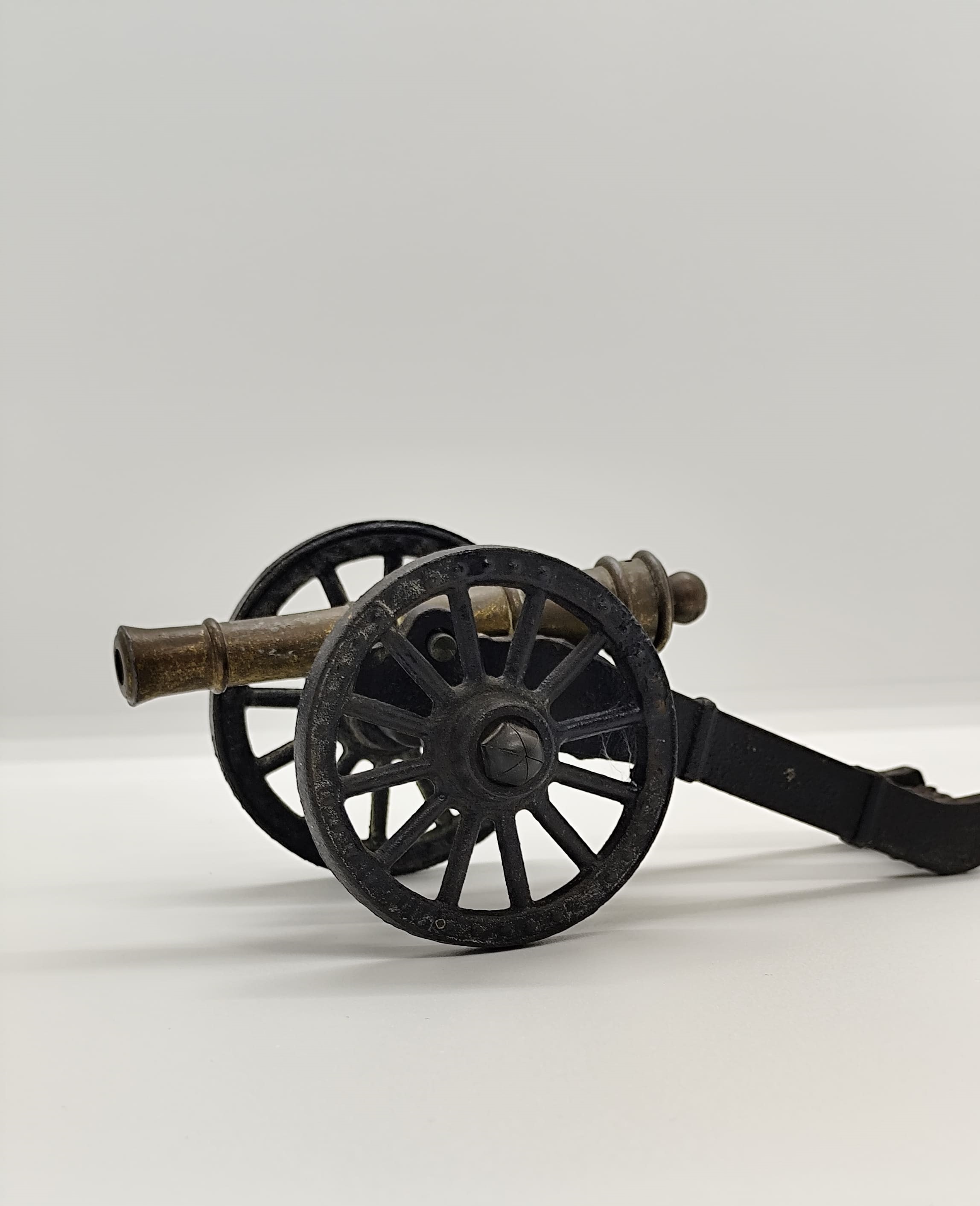 Miniatura de canhão em bronze.