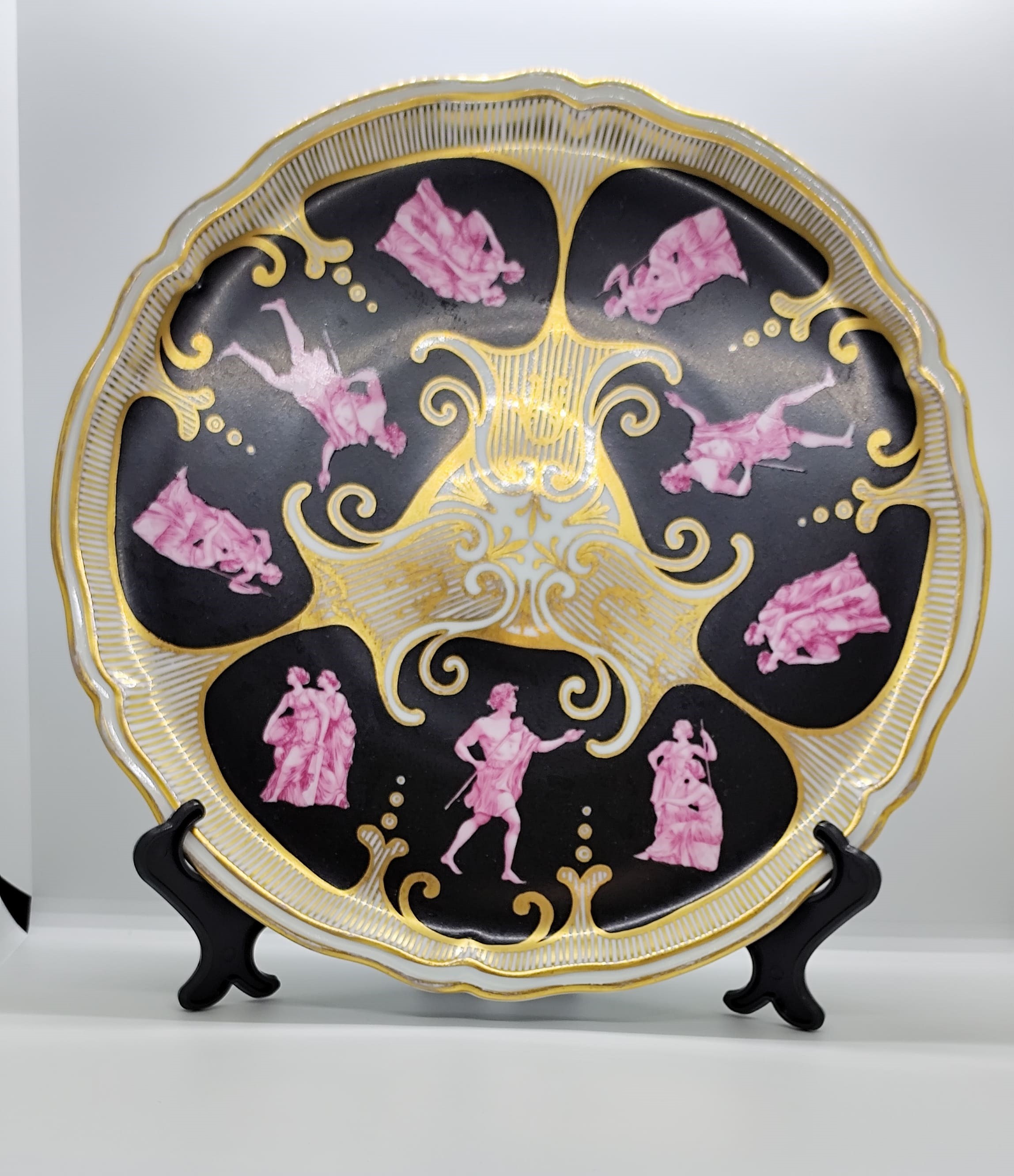 Medalhão em porcelana alemã.